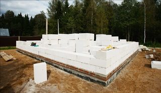 Строительство фундамента для дома из газобетона в Москве под ключ