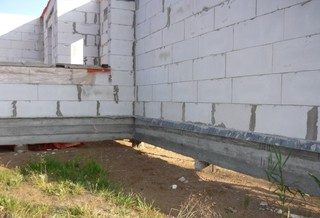 Строительство фундамента для дома из газобетона в Москве под ключ
