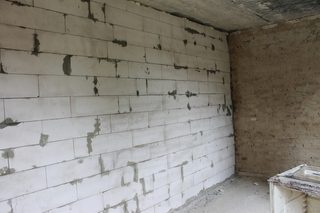 Трещины в стенах из газобетона, причины и ремонт